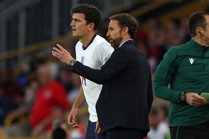 Le sélectionneur de l'Angleterre, Gareth Southgate (à droite), avec le défenseur Harry Maguire, décrié en club avec Manchester United mais inamovible en l'équipe nationale (ADRIAN DENNIS / AFP)