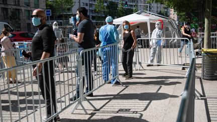 Une&nbsp;file d'attente pour un&nbsp;dépistage du Covid-19&nbsp;à l'IHU Méditerranée de Marseille, le 7 mai 2020. (CLEMENT MAHOUDEAU / AFP)