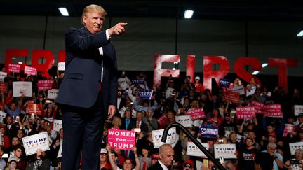 Donald Trump , ici dans le Michigan lundi 31 octobre, se félicite d'un public nombreux (CARLO ALLEGRI / REUTERS / X90181)