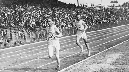 Paavo Nurmi remporte le 5 000 m des Jeux de Paris 1924 au stade de Colombes, devant un autre Finlandais, Willie Ritola. (BETTMANN / GETTY)