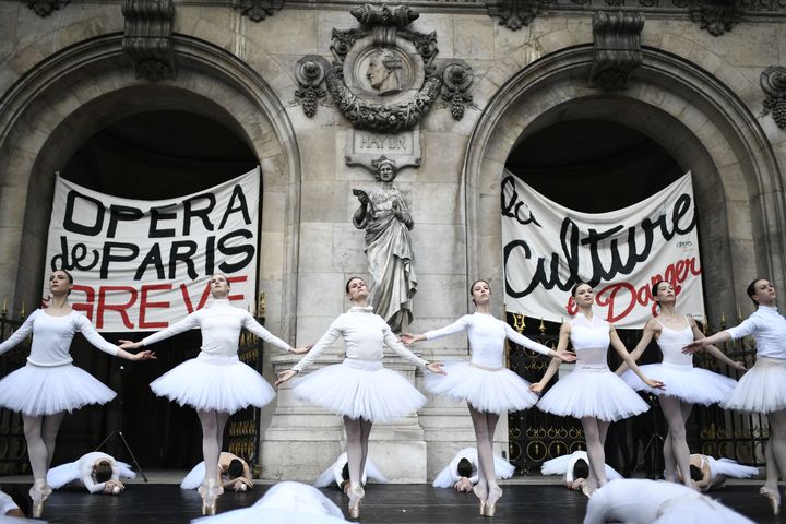 Danseuses de l'Opéra de Paris en représentation improvisée sur le parvis du palais Garnier, le 24 décembre 2019 (STEPHANE DE SAKUTIN / AFP)