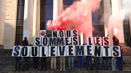 Des manifestants de l'association Les Soulèvements de la Terre, le 19 avril 2023 (SEBASTIEN SALOM-GOMIS / AFP)