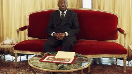 occupe le palais présidentiel à Abidjan depuis 2000. Mais fin 2010, à l’issue de l’élection présidentielle, il refuse de céder le pouvoir à son rival, élu démocratiquement, l'actuel dirigeant Alassane Ouattara. Le pays plonge dans une crise sanglante qui fait 3000 morts en quatre mois. Le pays au bord de la  guerre civile, les forces françaises interviennent. Laurent Gbagbo est arrêté le 11 avril 2011 par les forces pro-Ouattara. Poursuivi pour crime contre l'humanité, il est détenu par la Cour pénale internationale de La Haye, depuis le 30 novembre 2011. Il est le premier ex-président détenu par la CPI. Lecture, exercices physiques et prières rythment ses journées. (REUTERS/Thierry Gouegnon)