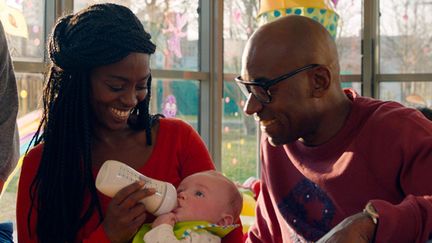 Aïssa Maïga et Lucien Jean-Baptiste sont les parents adoptifs d'un petit blond aux yeux bleus dans "Il a déjà tes yeux".
 (UGC Distribution)