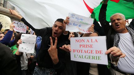 Des Algériens dénoncent la "prise d'otage de l'Algérie", le 8 mars 2019, à Alger. (BILLAL BENSALEM / NURPHOTO / AFP)