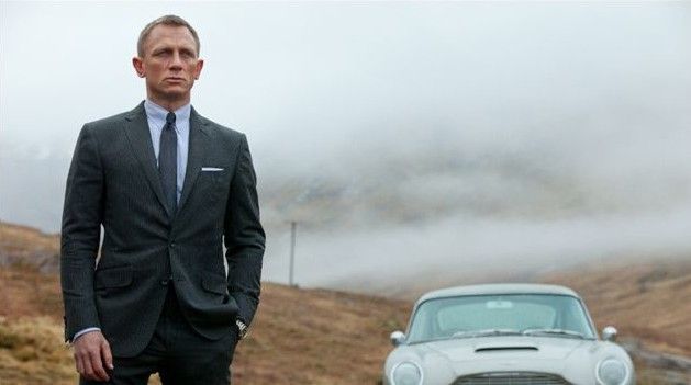 Daniel Craig et la mythique Aston Martin DB5 dans &quot;Skyfall&quot; de Sam Mendès
 (Sony Pictures )