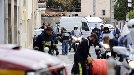 La police et les pompiers sur le site de la fusillade dans laquelle un douanier a été tué, lundi 23 novembre, à Toulon (Var). (FRANCK PENNANT / AFP)