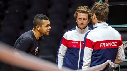 Jo-Wilfried Tsonga en pleine discussion avec Arnaud Clément (PHILIPPE HUGUEN / AFP)