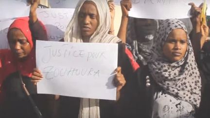 Un groupe de jeunes filles manifeste devant le domicile de la jeune Zouhoura, victime d'un viol collectif, à N'Djamena le 15 février 2016. (Capture d&#039;écran )