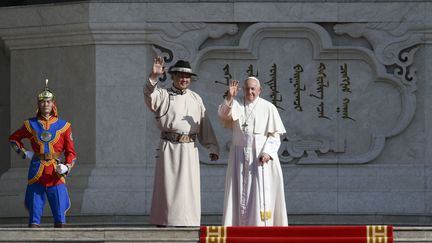 Le pape François (à droite) a rencontré le président de la Mongolie,  Ukhnaa Khurelsukh, le 2 septembre 2023 lors d'un déplacement à Oulan-Bator. (SIMONE RISOLUTI / VATICAN MEDIA / AFP)