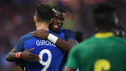 Paul Pogba étreint Olivier Giroud, auteur d'un but en match amical contre le Cameroun, lundi 30 mai 2016 à Nantes (Loire-Atlantique). (FRANCK FIFE / AFP)