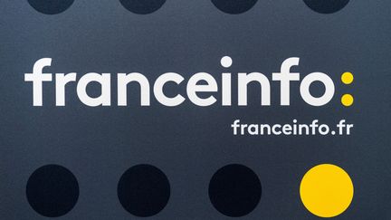 Le logo de franceinfo, à la Maison de la Radio, à Paris, le 26 août 2016. (LIONEL BONAVENTURE / AFP)