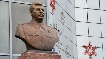 La statue de Staline &eacute;rig&eacute;e &agrave; Iakoutsk (Russie), le 8 mai 2013. (BOLOT BOTCHKAREV / RIA NOVOSTI / AFP)