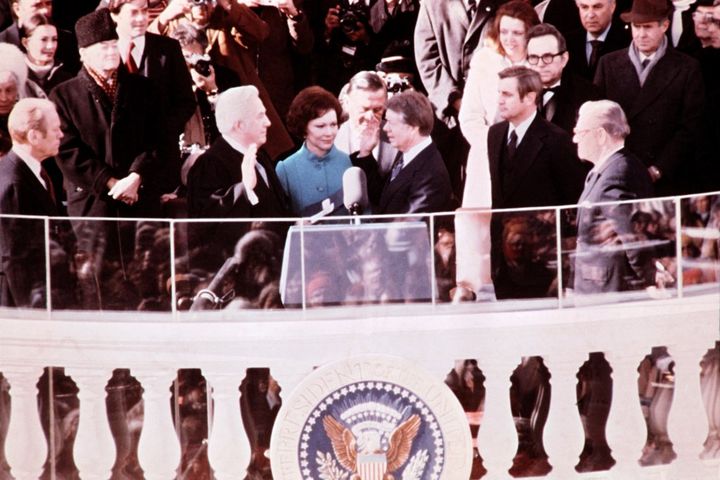 Jimmy Carter prête serment lors de sa cérémonie d'investiture, le 20 janvier 1977, au Capitole, à Washington (Etats-Unis). (AFP)