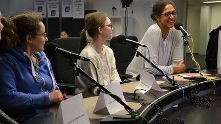 Des élèves de sixième ont interviewé la basketteuse Emmeline Ndongue. Ils sont venus à Radio France pour enregistrer des émissions franceinfo junior dans le cadre du "concours franceinfo junior". (Estelle FAURE / FRANCEINFO)