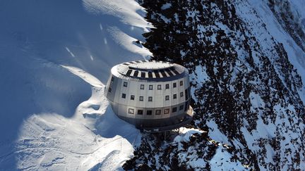 Le refuge du Goûter, situé à 3 835 mètres au dôme du Goûter, sur le trajet&nbsp;du Mont-Blanc (3 octobre 2012). (JEAN-PIERRE CLATOT / AFP)