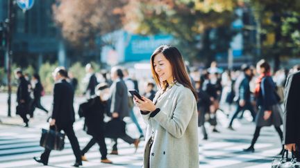 Les Français passent en moyenne 3,6 heures par jour, face à l’écran de leur appareil mobile. Trois piliers de la santé, le sommeil, l’alimentation et l’activité physique sont impactés. (Illustration) (D3SIGN / MOMENT RF / GETTY IMAGES)