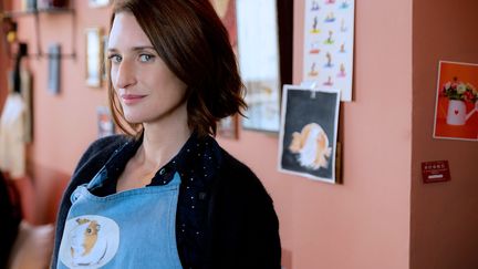 Camille Cottin tient un bar à thé dans Paris dans "Mouche", l'adaptation française de "Fleabag" de Phoebe Waller-Bridge. (PASCAL CHANTIER / PHOTO NUMÉRIQUE)