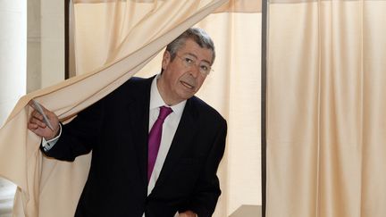 Patrick Balkany sort de l'isoloir &agrave; Levallois-Perret (Hauts-de-Seine), le 23 mars 2014, au premier tour des municipales. (PIERRE ANDRIEU / AFP)