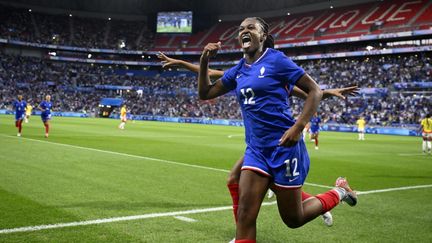 Marie-Antoinette Katoto célébrant son premier but du tournoi olympique contre la Colombie à Lyon, le 25 juillet 2024. (JEAN-MARIE HERVIO / AFP)