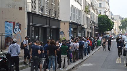 Des personnes font la queue devant un coffee shop,&nbsp;dans le 11e arrondissement de&nbsp;Paris, le 9 juin 2018. (ALPHACIT NEWIM / CROWDSPARK / AFP)