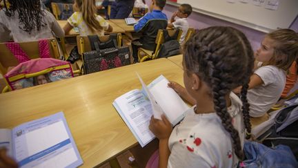 Des enfants dans une salle de classe, en septembre 2018.&nbsp; (ROLAND MACRI / MAXPPP)