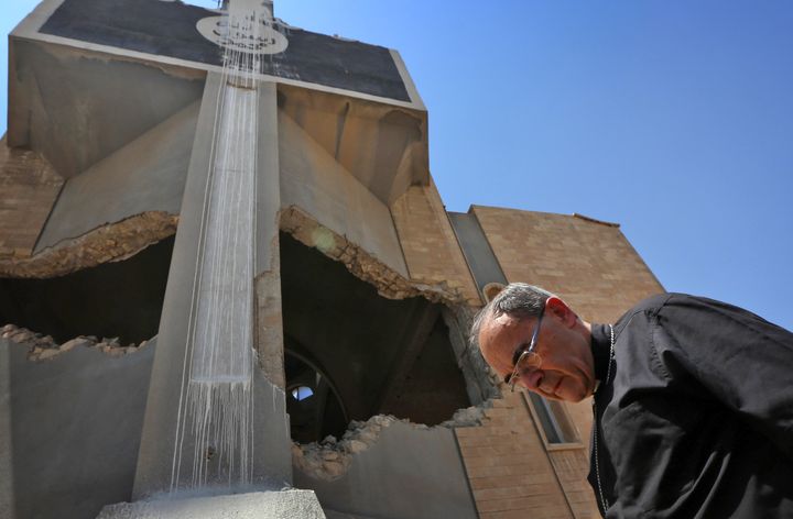 Le cardinal Philippe Barbarin en visite à l'église syriaque orthodoxe Saint-Ephrem à Mossoul, le 25 juillet 2017 (SAFIN HAMED / AFP)