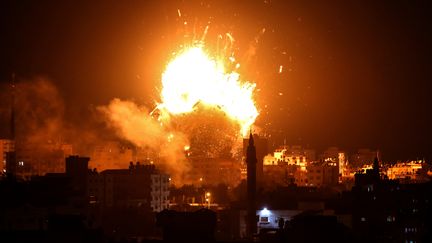 Le bâtiment d'Al-Aqsa TV, la chaîne du Hamas, détruit par un tir de l'armée israélienne, dans la nuit du lundi 12 au mardi 13 novembre 2018, dans la bande de Gaza. (BASHAR TALEB / AFP)