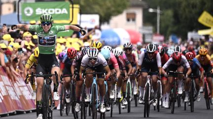 Lorena Wiebes (Team DSM) lèvé les bras à Saint-Die-des-Vosges pour la seconde fois du Tour, le 28 juillet 2022.&nbsp;La&nbsp;meilleure sprinteuse du monde&nbsp;signe sa 17e victoire de la saison. (JEFF PACHOUD / AFP)