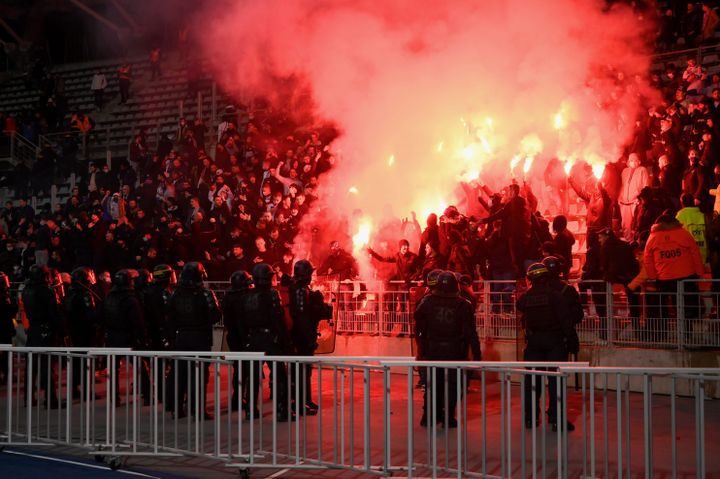 De violents incidents avaient éclaté à la mi-temps du match Paris FC-Lyon en Coupe de France, à Charléty, le 17 décembre 2021, entraînant l'arrêt de la rencontre.&nbsp; (JULIEN MATTIA / LE PICTORIUM / MAXPPP)