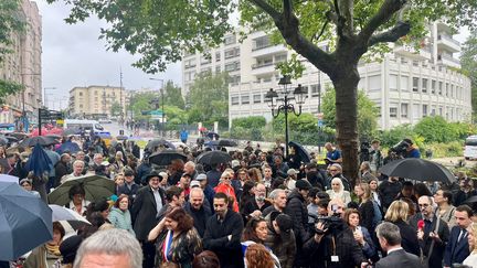 Un rassemblement à Courbevoie, vendredi 21 juin, après le viol antisémite d'une jeune fille de 12 ans. (CAMILLE LAURENT / FRANCEINFO)