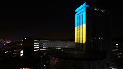 La tour de la Maison de la radio et de la musique de nuit aux couleurs du drapeau Ukrainien, le 8 mars 2022. (CHRISTOPHE ABRAMOWITZ / RADIO FRANCE)