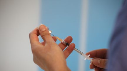 Lors d'une séance de vaccination à Paris le 2 janvier 2021. (ERWAN MILLOUX / MAXPPP)