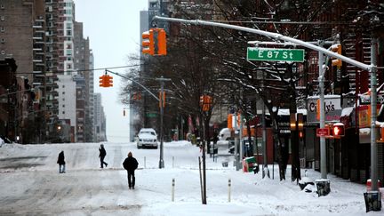 Des passants marchent dans les rues de New York, le 27 janvier 2015.&nbsp;&nbsp; (YANA PASKOVA / GETTY IMAGES)