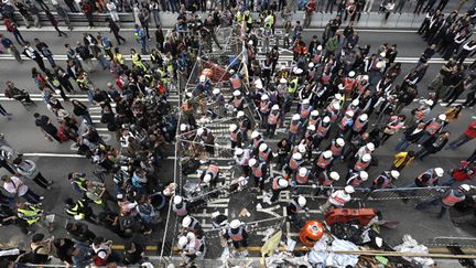 &nbsp; (Le démontage des barricades ce jeudi © REUTERS | Athit Peragwongmeta)