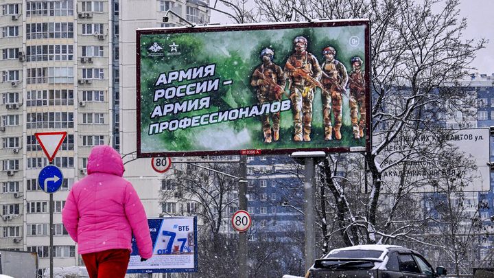 Panneau de promotion de l'armée russe avant la prochaine journée du Défenseur de la Patrie. "L'armée russe, une armée de professionnels", Moscou, le 20 février 2023. (YURI KADOBNOV / AFP)