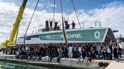 La mise à l'eau du catamaran "We Explore", le 5 mai 2022. (BEN BIREAU / PURAVIDA IMAGES)