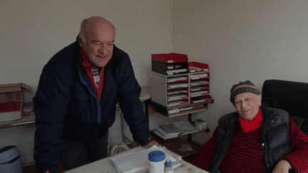 Le 13 heures découverte vous emmène cette semaine dans le quotidien de centenaires, heureux de partager leur histoire et leurs souvenirs. Voici le portrait de Christian, toujours médecin à l’âge de 101 ans. (France 2)