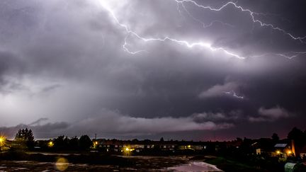 Des &eacute;clairs illuminent le ciel de&nbsp;Godewaersvelde (Nord), le 19 juillet 2014. (PHILIPPE HUGUEN / AFP)