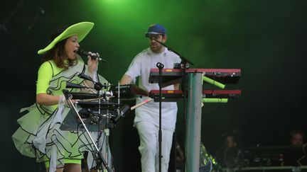 Yukimi Nagano, la chanteuse de Little Dragon, dans une tenue excentrique lors du concert à Rock en Seine
 (Gilles Scarella / Studio FTV)