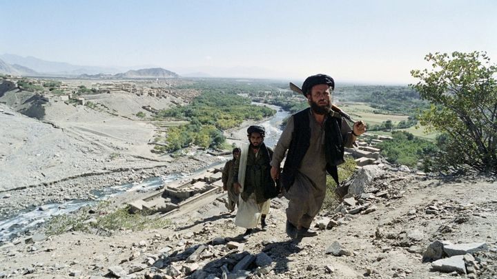 Des&nbsp;talibans marchent dans les montagnes de la vallée du Pandjchir, en Afghanistan, le&nbsp;7 janvier 1996. (SAEED KHAN / AFP)