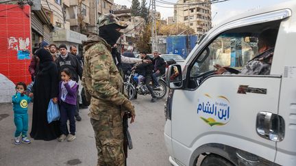 Des combattants affiliés à la nouvelle administration syrienne arrêtent des voitures à un poste de contrôle après avoir fermé une route menant au quartier à majorité alaouite de Mazzeh, dans l'ouest de Damas, le 26 décembre 2024 (pjoto d'illustration). (ANWAR AMRO / AFP)