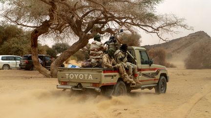 Patrouille de soldats nigériens dans le désert en février 2020. (SOULEYMANE AG ANARA / AFP)