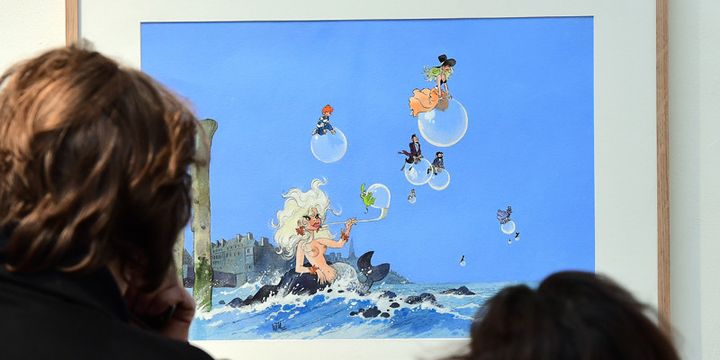 Des visiteurs observent un dessin original de Will, le 9 décembre 2016 en prévision de la vente programmée deux jours plus tard à Bruxelles
 (Emmanuel Dunand / AFP)