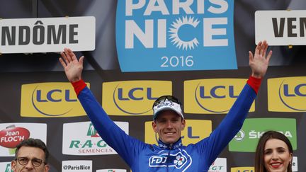 Arnaud Démare tout sourire sur le podium de la première étape de Paris-Nice (KENZO TRIBOUILLARD / AFP)