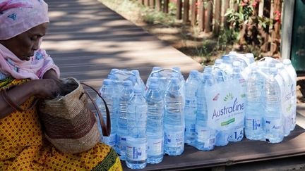 21 septembre 2023. À Mayotte, les habitants ont reçu des packs d'eau après l'arrivée d'un bateau qui transportait 600.000 litres d'eau en bouteilles. La crise de l'eau sur l'île française exaspère politiques et associations. (CHAFION MADI / AFP)