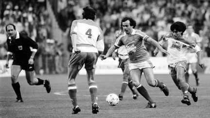 Diego Maradona à la poursuite de Michel Platini sur la pelouse du stade Marcel-Picot à Nancy (Meurthe-et-Moselle) à l'occasion du jubilé du joueur français le 24 mai 1988. (ERIC FEFERBERG / AFP)