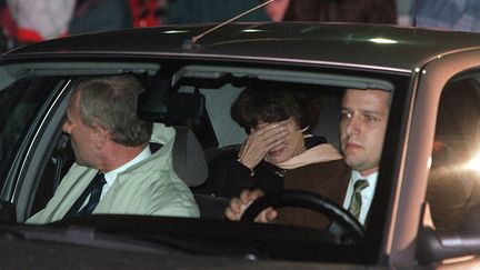 Danielle Mitterrand (C) dans sa voiture pendant l'hommage rendu devant son domicile parisien &agrave; son &eacute;poux d&eacute;c&eacute;d&eacute;, l'ancien pr&eacute;sident de la R&eacute;publique Fran&ccedil;ois Mitterrand, le 10 janvier 1996. (JOBARD / SIPA)