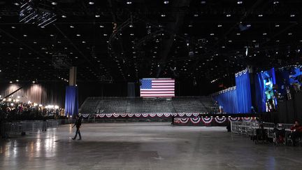 Les derniers pr&eacute;paratifs ont lieu dans la salle de Chicago depuis laquelle s'exprimera le candidat sortant, Barack Obama, mardi 6 novembre 2012. (ROBYN BECK / AFP)