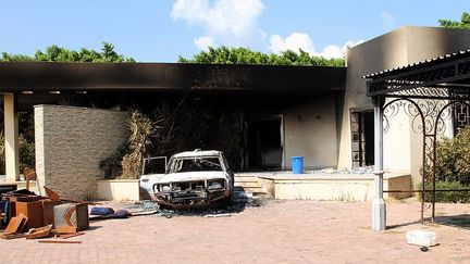 Une voiture et une maison carbonis&eacute;es dans l'enceinte du consulat am&eacute;ricain &agrave; Benghazi, en Libye, le 12 septembre 2012.&nbsp; ( BORIS HORVAT / AFP)